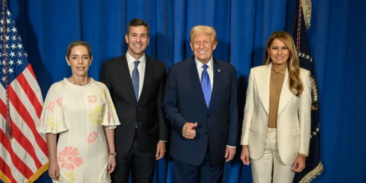 Donald Trump ofreció recepción al presidente Santiago Peña y su esposa